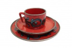 PORCELANAS / CERÂMICAS - Trio para chá em louça ZELL AM HARMERSBACH (ALEMANHA OCIDENTAL). Com decoração em vermelho vitrificado e arabescos em policromia. Medidas: xícara 6A x 8D, pires 15D e prato para sobremesa com 19 cm de diâmetro. Em bom estado.