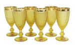 CRISTAIS/VIDROS-  Conjunto de 6 taças para champanhe,  feita em peça única, em bico de jaca na tonalidade ambâr com borda dourada, da CRISTALERIA PRADO BRASIL conforme selo na peça. Medidas 16a x 7D. Em bom estado, com mínimas marcas do tempo.