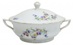 PORCELANA - delicada LEGUMEIRA BOHEMIA / ROYAL IVORY made in CZEKOSLOWAKIA. Decoração floral em policromia com filetes dourados. Mede: 15,5A x 26,5 cm de cabo a cabo.