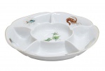 PORCELANA-  Petisqueira em porcelana branca da manufatura SCHMIDT S. CATARINA MADE IN BRAZIL. Apresenta 5 divisórias laterais e uma central, com decoração de crustáceos e legumes, borda ondulada com acabamento de filete dourado. Medida 6A X 30D.