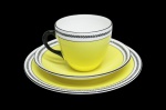 PORCELANA-  Delicado trio para chá em porcelana branca , sendo xícara para chá (4,5A x 8D), pires (14D) e prato para bolo (17D),  pintado na cor amarela, com faixa branca e  guirlanda preta com  filetes prateados.  Manufatura SHELLEY CHINA - ENGALND. Em bom estado de conservação.