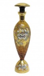 CRISTAIS -  Antiga licoreira VENEZIANA na tonalidade âmbar, com farta douração e delicadas  flores em alto relevo pintadas a mão. Mede 31 cm de altura.