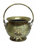 METAL DOURADO- Antigo balde em metal dourado pontilhado com apliques em bronze maciço no formato de flores. Apresenta alça lisa articulada. Peça bem decorativa, pode ser usada com cachepô. Medidas 32 cm de altura com a alça e 22 cm de diâmetro. Em bom estado, com marcas do tempo.