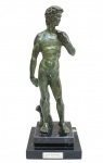 ESCULTURAS- Bela escultura representando figura DAVID MICHELANGELO FIRENZE - RINASCIMENTO, conforme selo na peça. Peça em sólido metal patinado na tonalidade verde, bem expressiva rica em detalhes. Assente em base dupla de mármore preto (apresenta pequena rachadura na base). Peça adquirida em viagem para Itália. Medida 30 cm de altura.