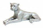ESCULTURAS-  Exuberante escultura na  figura de Guepardo na posição de descanso, em matéria inorgânica com fino acabamento  na tonalidade prata. Peça bastante expressiva. Medida 30A X 60C X 24L. Em bom estado.