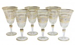 VIDRO-  Conjunto de 6 taças para vinho tinto em vidro dos anos 60, com lapidações de ramos, flores e filetes dourados. Medidas 16A X 09D. Em bom estado.