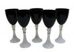 VIDRO- Conjunto de 5 taças para vinho tinto na tonalidade preta e  base translúcida. Medida 23A X 9D.