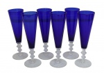 CRISTAIS/VIDROS- Conjunto de 6 taças para flute, na tonalidade azul e base translúcida torneada. Medidas 22A X 6D . Em bom estado.
