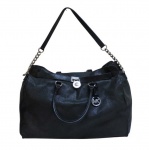 MODA E ACESSORIOS-  Sólida mala de mão em couro na tonalidade preta, da manufatura MICHAEL KORS. Apresenta alças de mão, ferragem prateada com logo da marca e alça crossbody. Parte interna com tecido adamascado na tonalidade marfim com logo da marca e bolsos internos . Medidas 43A X 54L X 24P. Em bom estado, com pequenas  marcas de uso