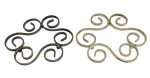 METAL PRATEADO- Dois descanso para panelas em metal espessurado a prata com volutas e quatro pés em formato de bolas. Medidas 16c x 14L.