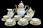 PORCELANA-  Charmoso conjunto para café com 9 peças, em porcelana branca perolada com farta douração, da manufatura REAL SPAULO MADE BRAZIL.  Apresenta bule (19A X 17C de bico a alça) com pequeno bicado na borda interna, não visível com a tampa, cremeira (10A), açucareiro( 13A X 12C), 06 xícaras( 4A X 7D0 e pires 10D.