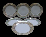 PORCELANA- Conjunto de 6 pratos rasos em porcelana branca com borda perolada decorada com guirlandas de flores em policromia e farta douração. Da manufatura REAL S.PAULO MADE IN BRAZIL.  Medida 24,5D. Em bom estado, com mínimas marcas de uso.