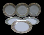 PORCELANA- Conjunto de 6 pratos rasos em porcelana branca com borda perolada decorada com guirlandas de flores em policromia e farta douração. Da manufatura REAL S.PAULO MADE IN BRAZIL.  Medida 24,5D. Em bom estado, com mínimas marcas de uso.