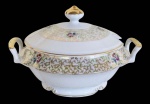 PORCELANA- Exuberante sopeira em porcelana branca com borda perolada decorada com guirlandas de flores em policromia e farta douração. Da manufatura REAL S.PAULO MADE IN BRAZIL.  Medidas 19A X 29 C de pega a pega. Em bom estado, com mínimas marcas de uso.