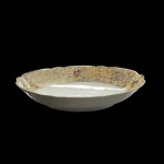 PORCELANA-  Travessa  em porcelana branca com borda ondulada perolada e decorada com guirlandas de flores em policromia e farta douração. Da manufatura REAL S.PAULO MADE IN BRAZIL.  Medidas 6,5AC X 29C X 21L. Em bom estado, com mínimas marcas de uso.