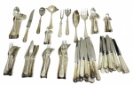 FAQUEIROS - Antigo faqueiro em metal espessurado a prata, da manufatura FRACALANZA, com a famosa decoração de laçinho. Contém 127 peças, 12 facas, 12 garfos, 12 colheres para sopa, 12 garfos de sobremesa, 12 colheres de sobremesa, 12 facas de sobremesa, 12 garfos de peixe, 12 facas de peixe, 12 colherinhas de chá e 12 colherinhas de café. 7 talheres para serviço ( faltando concha, colher para arroz e colherinha de açucareiro). Banho de prata em bom estado, 8 facas de sobremesa com oxidações. Não possui caixa, acompanha porta talheres em feltro na tonalidade cinza da marca MIS TABLE.