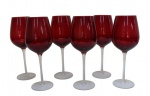 CRISTAIS/VIDRO- Imponente conjunto de 6 taças para vinho tinto, na tonalidade rubi, corpo único e base translúcida. Medidas 26A X 7D. Em bom estados.