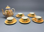 PORCELANA - Conjunto de bule e 5 xícaras de chá em porcelana pintada com efeito nacarado - Marcas do tempo e de uso.
