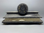 RELÓGIO  Antiguíssimo relógio de mesa - Base ou sucata de antigo relógio de mesa em mármore negro e aplicações em bronze. Peça decorativa ou para restauração. No estado. Med. 19x54x20 cm.