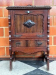 MOBILIÁRIO - Bar estilo inglês, com porta basculhante, interior espelhado, puxador da porta em porcelana e tampo em maginifico mármore???. Med. 110x73x53 cm. Móveis UsadosLote de móvel antigo e usado, podendo apresentar marcas de uso e desgaste natural do tempo. Há possibilidade de danos ocultos e ou outras imperfeições.Não há garantia ou possibilidade de devolução após a aquisição. Recomenda-se inspeção prévia.