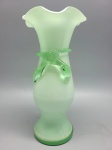MURANO - Delicado vaso floreira, borda ondulada, exterior em delicado tom de verde e interior opalinado, arrematado por laço, estilo Murano.