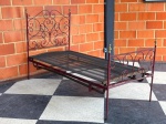 MOBILIÁRIO - Cama de solteiro em ferro com acabamentos em metal dourado, pintada em tom vinho. Med. 135x205x97 cm. Marcas do tempo e de uso. OBS.: Móveis UsadosLote de móvel antigo e usado, podendo apresentar marcas de uso e desgaste natural do tempo. Há possibilidade de danos ocultos e ou outras imperfeições.Não há garantia ou possibilidade de devolução após a aquisição. Recomenda-se inspeção prévia.