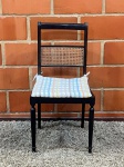 MOBILIÁRIO - Elegante cadeira em madeira nobre com assento e parte do encosto com palhinha indiana. Med. 90x40x46 cm.