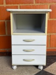 MOBILIÁRIO - Móvel de escritório, 3 gavetinhas e nicho. Com rodízios. Med. 63x44x44 cm. OBS.: Móveis UsadosLote de móvel antigo e usado, podendo apresentar marcas de uso e desgaste natural do tempo. Há possibilidade de danos ocultos e ou outras imperfeições.Não há garantia ou possibilidade de devolução após a aquisição. Recomenda-se inspeção prévia.