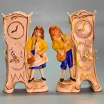 PORCELANA - Par de vasinhos como torre de relógio, policromados. Alt. 12 cm.