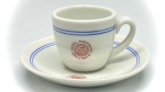 PORCELANA - Parte de grande coleção de xícaras - Bela xícara em grossa porcelana, branca, decorada com faixas azuis e logo HOTEL SALUTARES. Med. 5x7 cm e 11 cm. Marcas do tempo, de uso, manchas e desgastes.