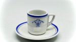 PORCELANA - Parte de grande coleção de xícaras - Bela xícara em grossa porcelana, branca, decorada com faixa azul e detalhes dourados. Med. 6x7 cm e 10 cm. Marcas do tempo, de uso, manchas e desgastes.