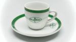 PORCELANA - Parte de grande coleção de xícaras - Bela xícara em grossa porcelana Mauá, branca, decorada com faixa verde e detalhes dourados. Med. 5x7 cm e 10 cm. Marcas do tempo, de uso, manchas e desgastes.