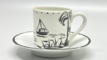 PORCELANA - Parte de grande coleção de xícaras - Bela xícara em porcelana, branca, decorado com cena de paisagem. Med. 6x7 cm e 10 cm. Marcas do tempo, de uso, manchas e desgastes.