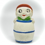 FAIANÇA - Saleiro/paliteiro em faiança inglesa, representando menino no barril, pintado a mão. Alt. 8 cm. Marcas do tempo e de uso.