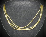 Colar em ouro amarelo com detalhes em ouro branco 750, medindo 126 cm, pesando 15,95 g.