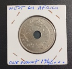 Moeda - estrangeira !! moeda exotica com furo original de impressão !! Wast Africa !! ano de 1942 !! periodo da segunda guerra mundial !! Soberba !! dificil de aparecer !!