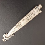 Colecionismo- Bainha de faca Gaucha !! desenhos em alto relevo !! vaqueiros  gado  no pasto !! bem conservado !! foleada a prata !! tamanho de 17cm !!