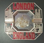 Colecionismo- Cinzeiro da Inglaterra !! modelo quadrado em metal com lindo desenhos !! tamanhon de lado - 12cm !! castelo do Relogio !!