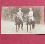 Cartofilia - 2 senhores montados a cavalo !! com roupas de cidade !! epoca de 1930 !! raridade !