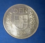 Moeda / Suiça  - material prata !! Valor de 5 Francos ano de 1935  !! Alto valor de mercado !!  
