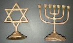 Colecionismo- 2 peças do jadaismo, pequeno catiçal e pequena estrala de David !! em metal cor de oUro !! altura das peça 9,0Cm !!