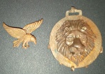 Medalha - 2 pecas de metal !!! figura do Rei Leão !!!! e pequena aguia em posição de cacaRR !! artigos antigos !!