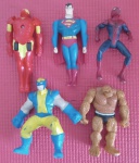 Brinquedos - 5 bonecos pequenos !! Homem Aranha !! + Super Homem !! + Homem de Ferro !! + Wolverine da Marvel !! e A COISA !! em perfeito estado !!