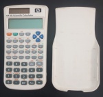 COLECIONISMO- CALCULADORA marca HP !! made in Usa , cor branca modelo especial cientifica, com capa de plastico de encaixe !! o visor tem pequenas falhas de leitura,... mas calcula perfeitamente e é legivel ...