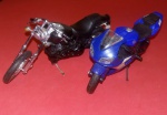2 Miniaturas de motos, Yamaha R1 Azul e Estradeira preta, as duas com descanso perfeito, Maisto