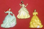Brinquedo, 3 cinderelas de cores diferentes de vestidos e cabelos diferentes tamanho de 10 cm de altura