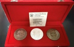 Raro Estojo com as Medalhas Comemorativas ao I Congresso Latino Americano de Numismática, Data do Evento 26 à 30 de Novembro de 2003 em São Paulo, SNB - Sociedade Numismática Brasileira, Prata 900 (apenas 98 Cunhadas) - Peso 73g; Cobre (apenas 120 Cunhadas) e Bronze ( apenas 120 Cunhadas), Numeração 046 em Todas, com Certificado, Excelente Estado de Conservação.
