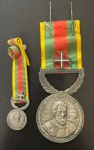 Medalha e Miniatura, Pedro Álvares Cabral - Sociedade Geográfica Brasileira, Ano 1948, Bronze Prateado, com Fita, Flor de Cunho.
