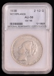 Moeda Estrangeira, HOLANDA, Valor 2 1/2 Gulden, Ano 1938, Prata, 25 g, com Certificação AU-58 pela Empresa NNC - National Numismatic Certification.