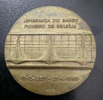 Medalha Comemorativa, Banco de Crédito Real de Minas Gerais - Lembrança do Banco Pioneiro de Brasília, Data 18/02/1957 à 21/04/1960, Bronze Alumínio, Muito Bem Conservada.